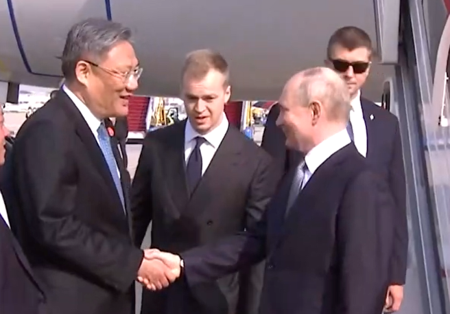 17日上午俄罗斯总统抵达北京